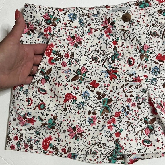Banana Republic Sunshine White Floral Bermuda Short Size 8, 3.25" leg - Picture 4 of 12